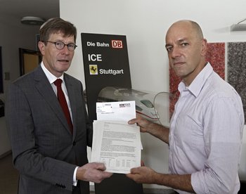 Das erste Mal: Kontext-Redakteur Jürgen Lessat (rechts) überreicht dem DB-Konzernbevollmächtigten Eckart Fricke die "Prellbock-Petition".