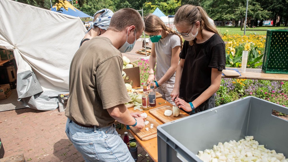 Der Samstagmorgen beginnt für manche mit Kochen. In Gemeinschaft, klaro. Der Samstagmorgen beginnt für manche mit Kochen. In Gemeinschaft, klaro.