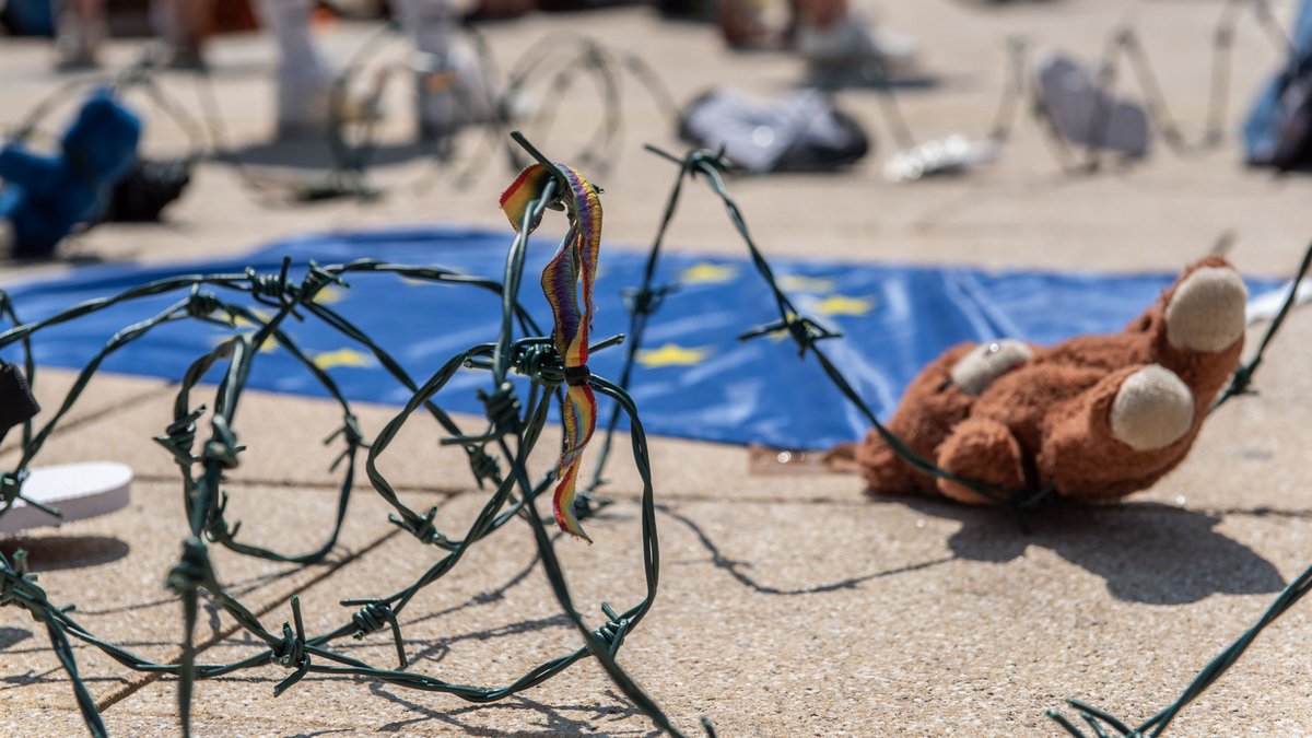 Der sichere Hafen Europa schottet sich ab. Kundgebung zur Reform des EU-Asylsystems im Juni 2023, kurz zuvor ertranken bei einem einzigen Unglück Hunderte Geflüchtete im Mittelmeer. Fotos: Jens Volle