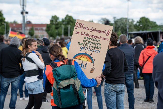 Protest in Stuttgart gegen das Polizeiaufgabengesetz, das nur in Bayern gilt und gegen göttliches Recht verstoßen soll. Foto: Jens Volle