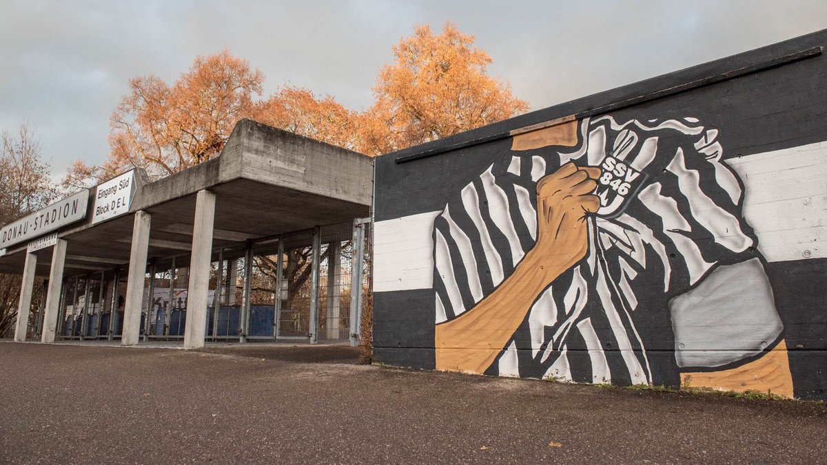 Der Eingang zum Ulmer Donaustadion: Hand aufs schwarz-weiße Herz. Der Eingang zum Ulmer Donaustadion: Hand aufs schwarz-weiße Herz.