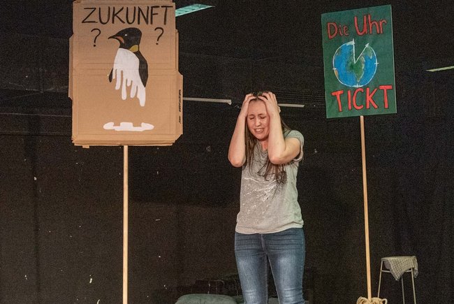 "Dreißig gottverdammte Jahre Plastik im Meer!", schreit Franzi. "Dreißig gottverdammte Jahre Plastik im Meer!", schreit Franzi.