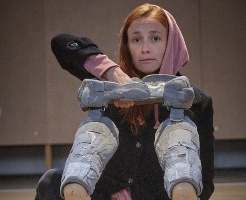 Sarah (Laura Sophia Becker), Assistentin des Investors.