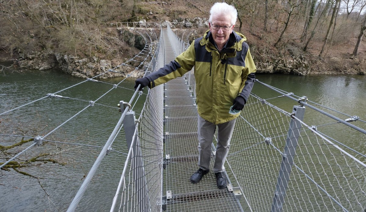 Winfried Kretschmann geht übers Wasser. Das hat er etwa im Wahlkampf bewiesen, hier beim Spaziergang mit der Presse. Fotos: Joachim E. Röttgers