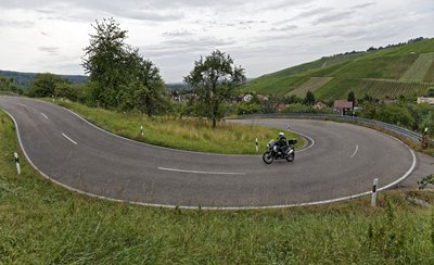 Die kurvenreiche Strecke lockt jede Menge Motorradfahrer.