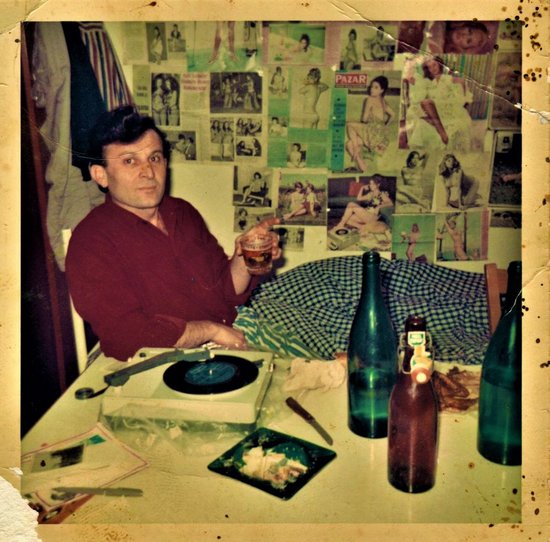 Mannheim, 1965. "Ich trinke Wein und sehe meine Liebsten im Rausch des Weins, den ich trinke", schrieb der persische Dichter Hafis im 13. Jahrhundert.