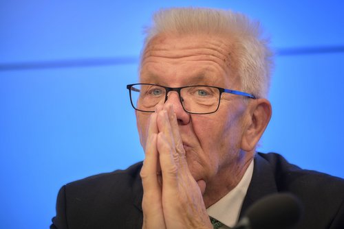 Ministerpräsident Kretschmann spart lieber für die Schuldenbremse anstatt Geld für Energiekosten-Geschädigte auszugeben. Ministerpräsident Kretschmann spart lieber für die Schuldenbremse anstatt Geld für Energiekosten-Geschädigte auszugeben.