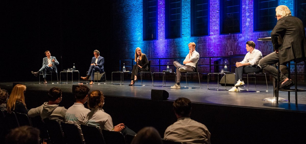 Weit auseinander standen nicht nur die Stühle bei der OB-Elefantenrunde am 21. September im Theaterhaus. Fotos: Jens Volle 