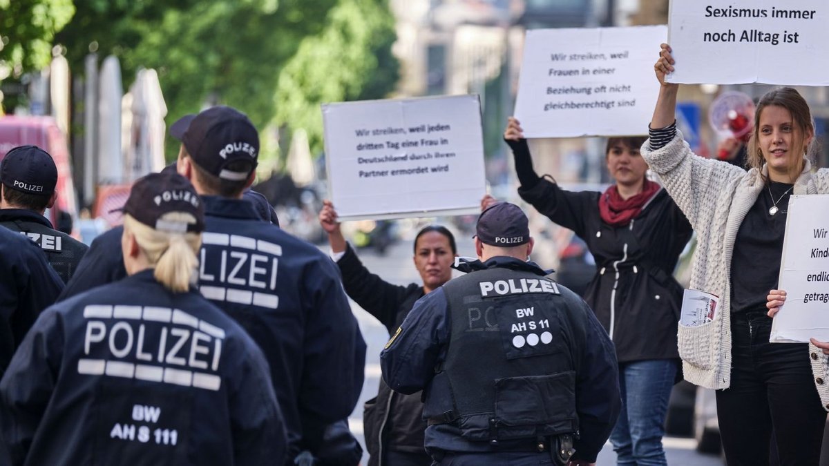 Demo gegen Sexismus am Tag der Arbeit 2019 – hier mit Blick auf die Polizei. Foto: Joachim E. Röttgers