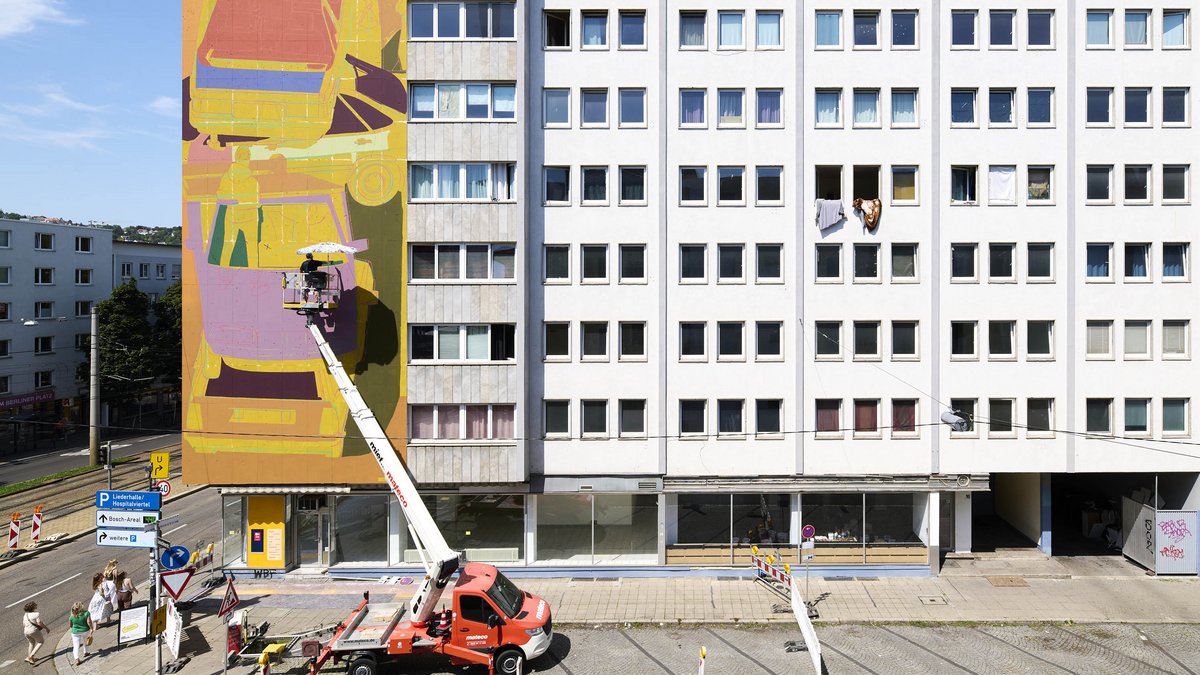 Hoch hinaus mit Sonnenschirm: 2025 schuf Fred Battle dieses Mural in der Fritz-Elsas-Straße. Foto: Sven Weber