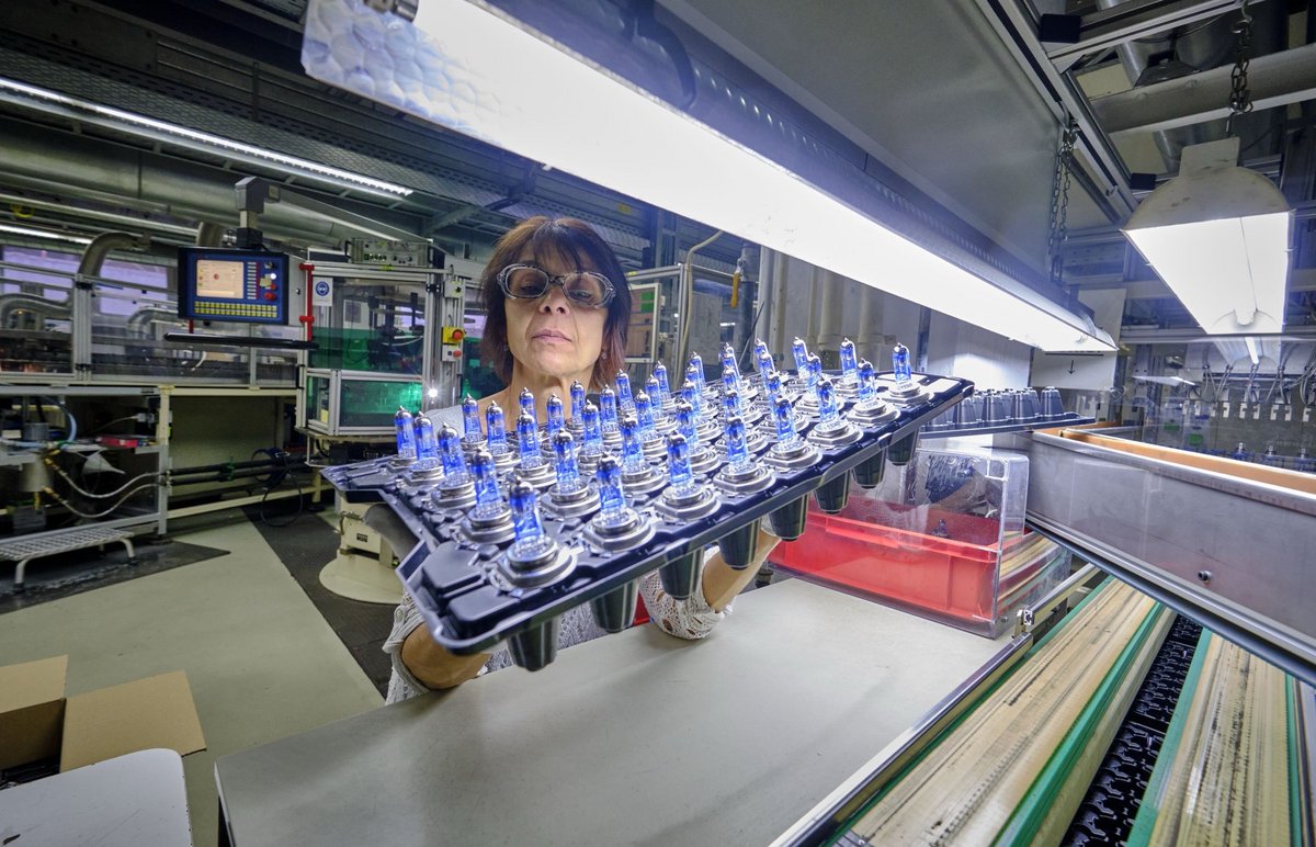 Osram, Herbrechtingen, Halogenlampen für Kfz. Bartha Dorica ist für die Endkontrolle zuständig (2022).