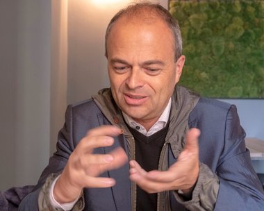 Was wird renoviert und wer bezahlt? Stephan Trüby hat Gebäude, Geschichte und Geldgeber im Visier. Fotos: Joachim E. Röttgers