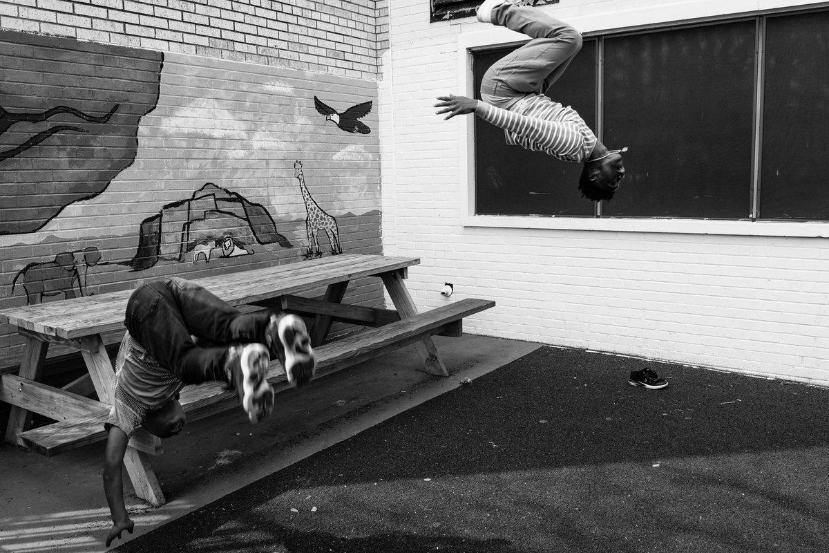 Zwei Jungen üben Saltos auf dem Spielplatz der Familienunterkunft. Dallas, Texas, Februar 2020.