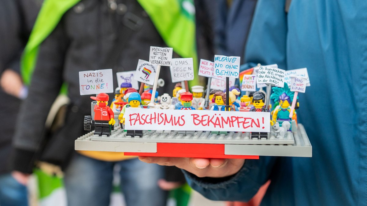 Wer alles gegen rechts ist? Spielkinder natürlich, etwa am 3.2.2024 in Stuttgart. Bitte weiterklicken: