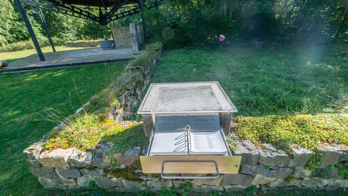 Neben der Gedenkstätte sind im "Namensbuch" die Namen der bisher bekannten Ermordeten dokumentiert. Dahinter der "Alphabet-Garten" der Künstlerin Diane Samuels.