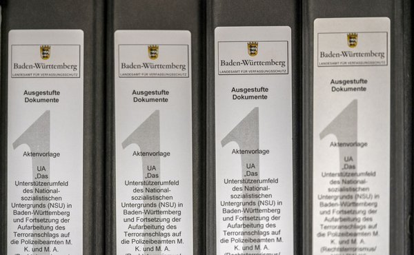 Unzählige Aktenordner sind gefüllt worden.  Unzählige Aktenordner sind gefüllt worden.
