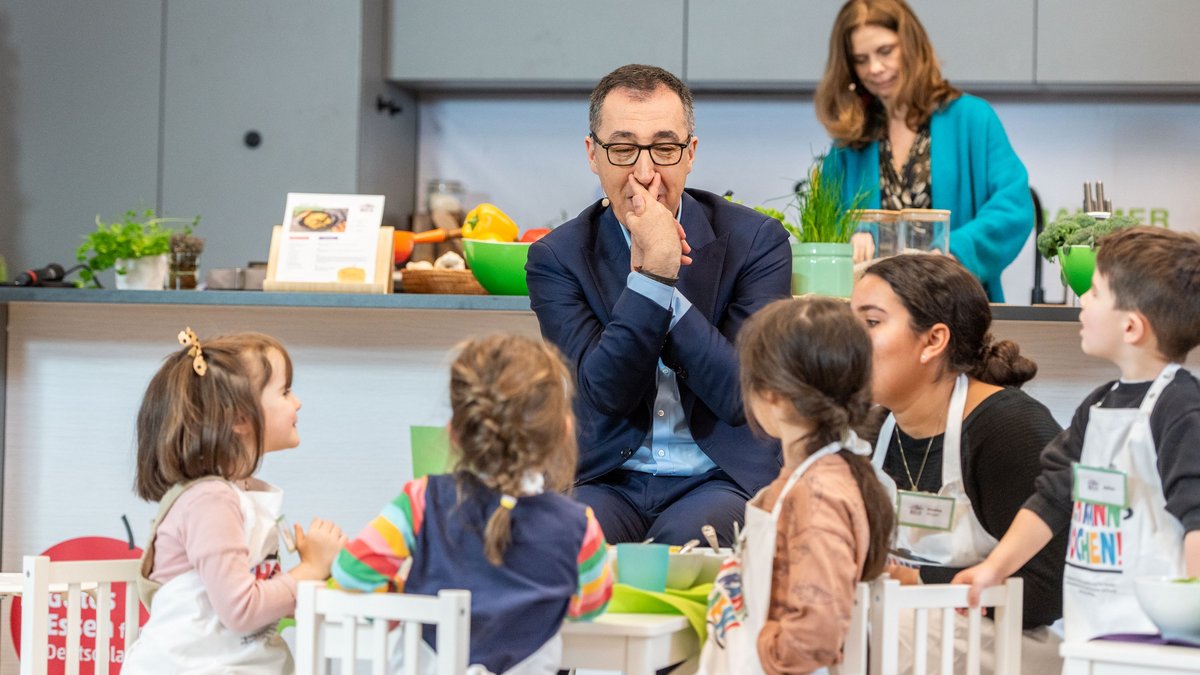 Kochen und Klamauk machen: Minister Cem Özdemir und Starköchin Sarah Wiener mit Kita-Kindern, Stuttgart, 7. März 2024. Fotos: Jens Volle