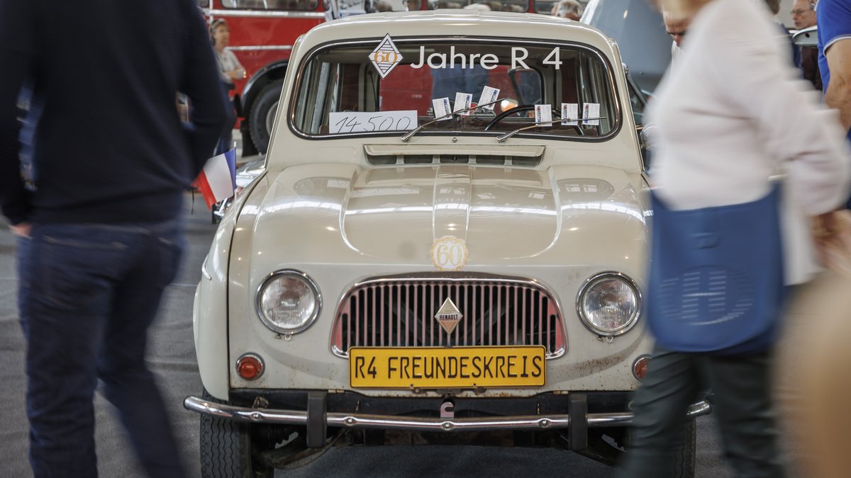 Verbrennermekka Retro Classics, Messe Stuttgart – im Bild ein Renault R4 von 1962 mit sage und schreibe 23 PS. Foto: Julian Rettig