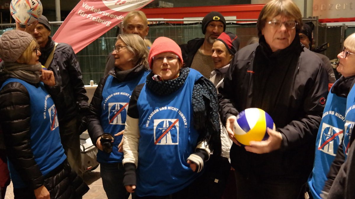 "Anti-Tunnel-Training" vor dem Freiburger Konzerthaus. Foto: Fabian Kienert