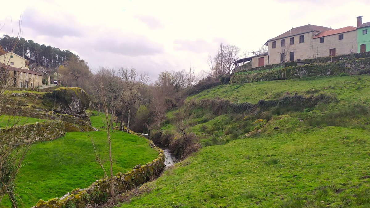 Covas do Barroso: Große und kleine Gräben durchziehen die Gegend und versorgen Gärten und Äcker mit Wasser. Mehr Bilder per Mausklick.
