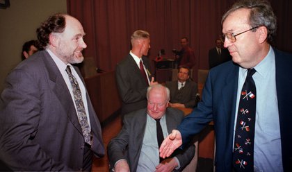 Verkehrspolitisch hier Hand in Hand: der Grüne Rezzo Schlauch (links) und Gerade-Noch-OB Rommel 1996.