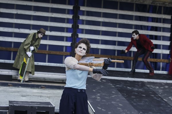 Szene aus "Die Geschichte vom Soldaten", vorne Alexandra Mahnke in der Titelrolle. Foto: Martin Sigmund