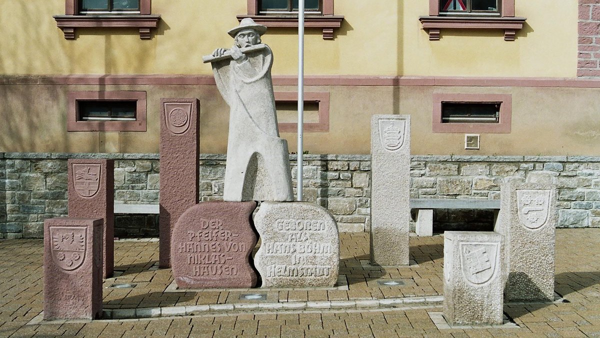 Denkmal für den "Pfeifer-Hännes" in Helmstadt. Foto: gemeinfrei