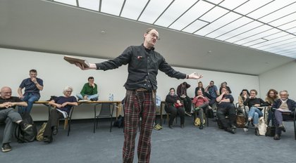 Erdumspannende Zusammenhänge, alle kommen zu Wort – auch ein Brite warf seinen Hut in den Ring.