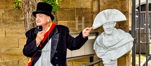 Um dessen weitsichtige Entscheidungen zu würdigen, enthüllt der Gesandte Grottian eine Büste seines Idols: Foto: Martin Storz