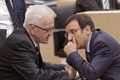 Der grüne Ministerpräsident Winfried Kretschman (links) und der schwarze Fraktionsvorsitzende Wolfgang Reinhart finden Lösungen. Strobl tanzt auf Eiern.