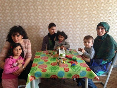 Kathrin Holland (l.) unterstützt Flüchtlinge in Suhl.