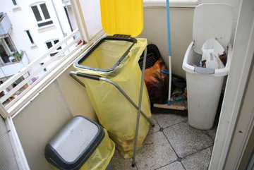 Die kleinen Balkone dienen offenbar als Ausweichfläche für noch mehr Müll.