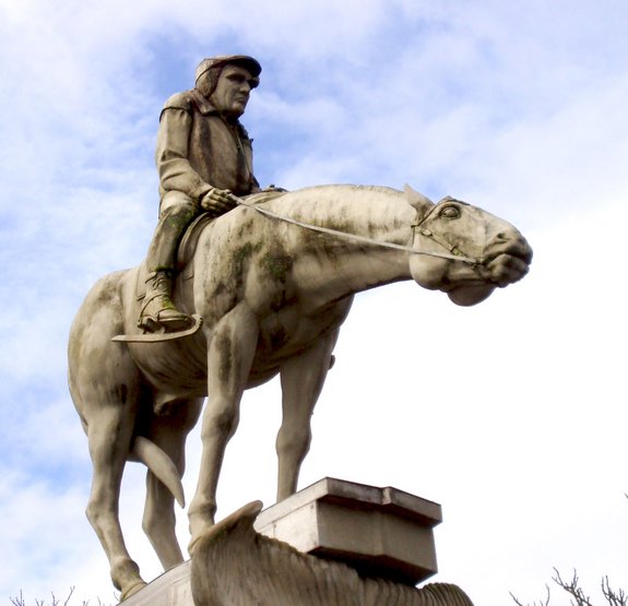 "Der Bodenseereiter" krönt einen Brunnen in Überlingen, 1999 geschaffen von Peter Lenk als Antwort auf die Paulskirchenrede Martin Walsers von 1998. Foto: wikimedia.org/Xocolatl, gemeinfrei