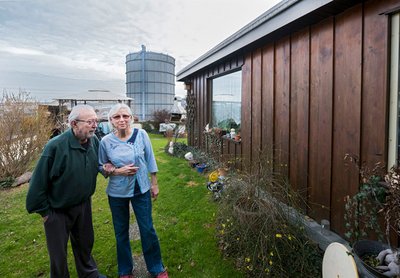Der verstorbene Roland Hill mit Ehefrau Karin in ihrem früheren Dachgarten. Foto: Joachim E. Röttgers