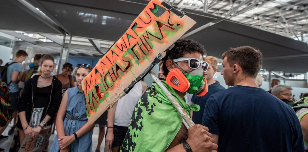 Über 300 SchülerInnen und FfF-FreundInnen im Flughafen Stuttgart. Foto: Jens Volle