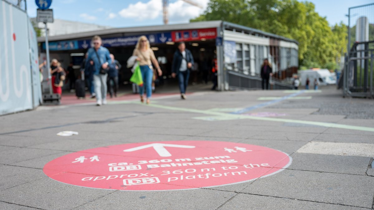 Oder rechtsherum – schlappe 360 Meter sind's von der Schillerstraße bis zum ersten Gleis, das die Nummer 16 trägt.