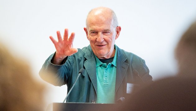Journalist Andreas Zumach zum Thema Völkerrecht: "An den Fortschritten seit 1945 müssen wir alle mit Klauen und Zähnen festhalten!" Foto: Jens Volle