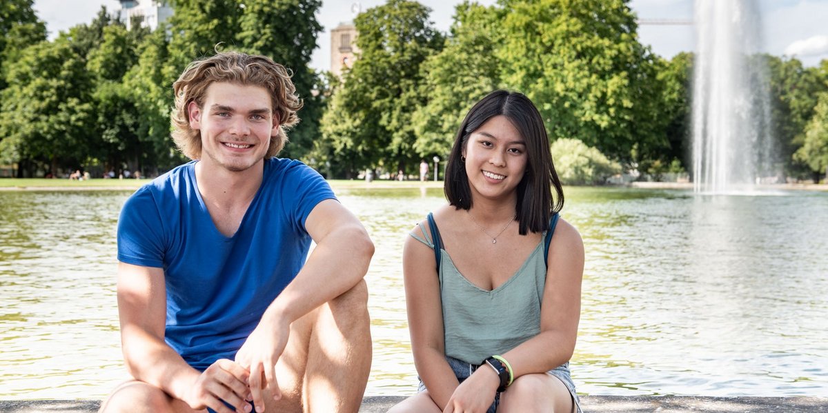 Am Eckensee, an dem sich in Stuttgarts Krawallnacht die Jugendlichen trafen: die Jugendräte Pascal Alf und Minh Thi Huynh. Foto: Jens Volle