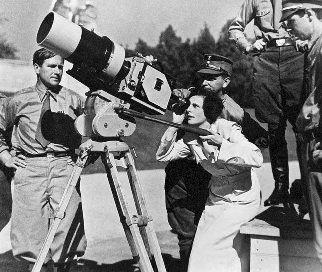 Riefenstahl 1934 beim Dreh von "Triumph des Willens". Foto: Autor:in unbekannt