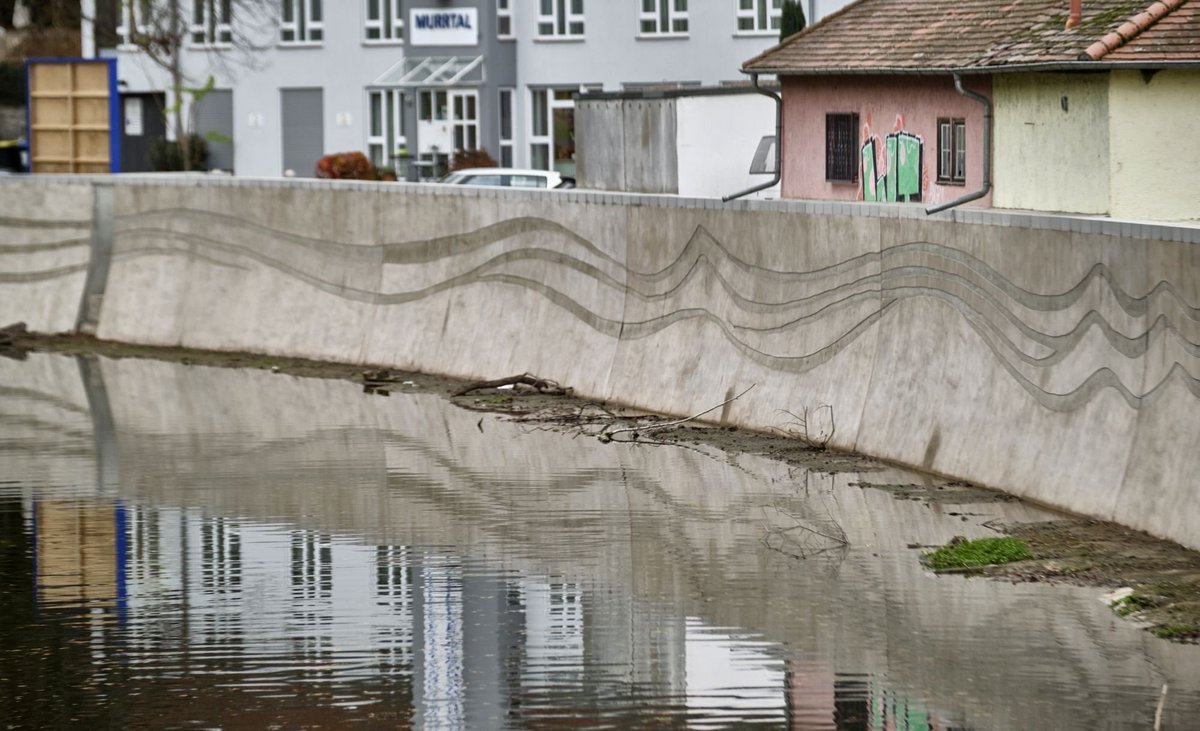 Die begradigte Murr in Backnang, Wellengang in Beton. Mehr Stadtansichten mit Klick auf den Pfeil.