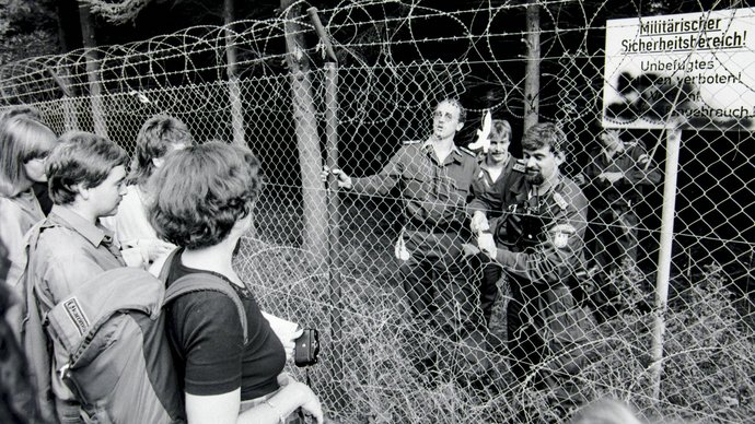 Der Umgang von Polizisten mit Protestierenden kann auch freundlich sein, wie hier in Hasselbach, Hunsrück, Mitte der 1980er.