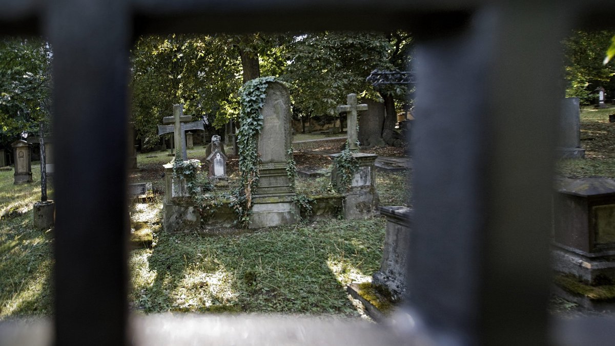 Voller Geistesgrößen: der Hoppenlaufriedhof in Stuttgarts Mitte. Fotos: Joachim E. Röttgers