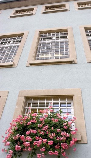 Knast Konstanz, Außenstelle Singen. Hängegeranien gibt es es für Verliebte nicht. Nur für Häftlinge ab 60. Foto: Joachim E. Röttgers 