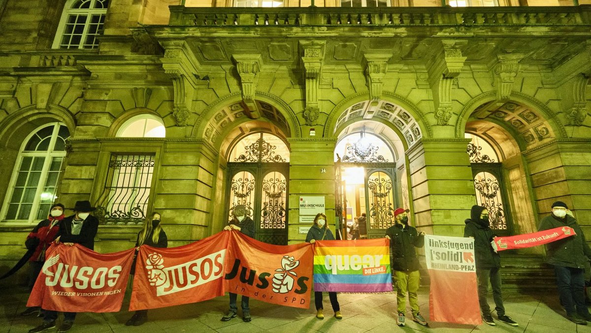 Jusos und Linksjugend Fahne an Fahne. Jusos und Linksjugend Fahne an Fahne.