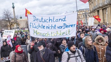 Demo "Für eine Welt, in der niemand fliehen muss!", Stuttgart 2017.