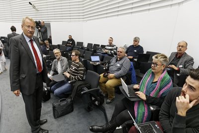 Der Ausschussvorsitzende Wolfgang Drexler vor der Presse.