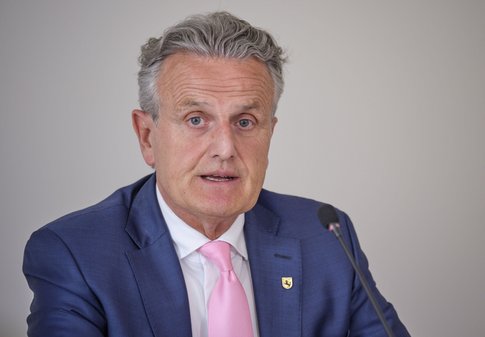 OB Frank Nopper versucht, die Presse im Zaum zu halten.