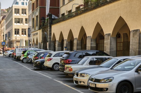 So sehen Parkplätze voller Autos aus. 