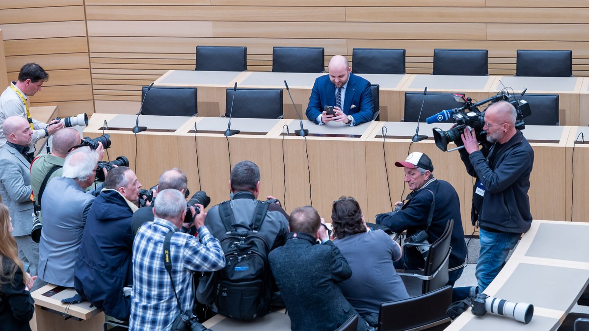 Großes Medieninteresse an Markus Frohnmaier von der AfD. Er durfte am Wahlabend als erster Spitzenkandidat in der ARD reden. Foto: Jens Volle