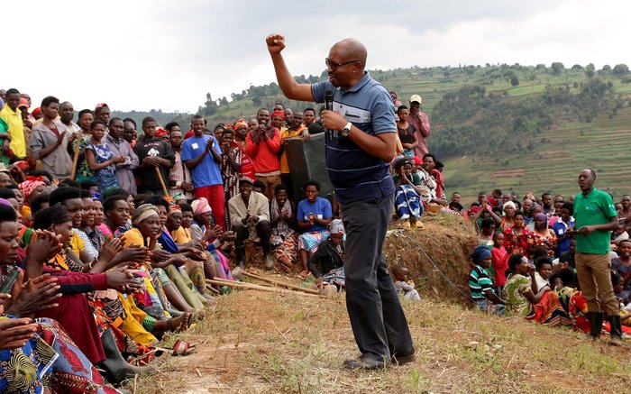 Innenminister Alfred Gasana gibt sich bürgernah. Innenminister Alfred Gasana gibt sich bürgernah.